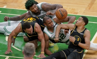 "Warriors" snaiperių šturmą atlaikę "Celtics" triumfavo Bostone; traumą gavo Curry